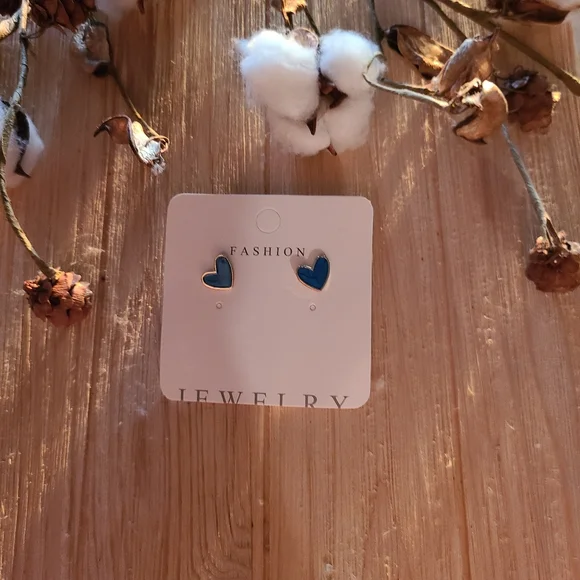 💙💙Super Adorable Blue Colored Heart  Stud Earrings💙💙 - Picture 7 of 15